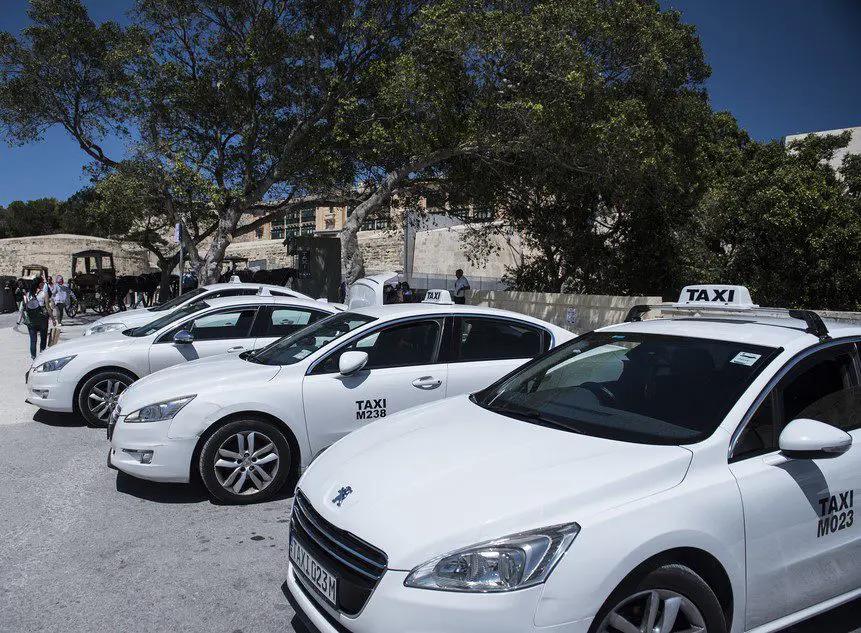 taxi en malta - Cómo ir del aeropuerto a San Julián