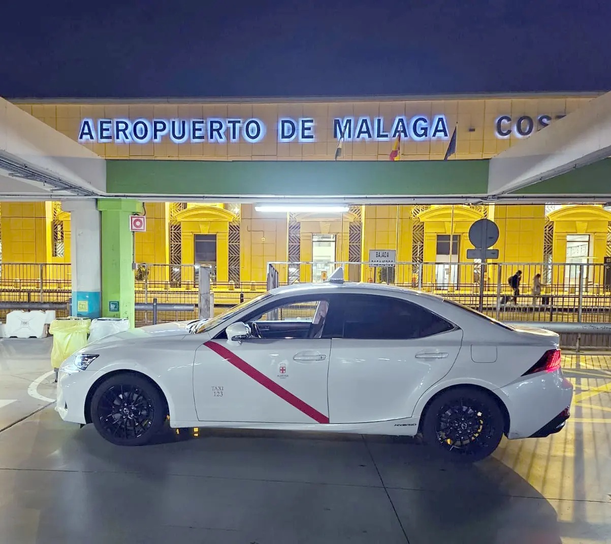 taxi almería aeropuerto precio - Cuántas puertas de embarque tiene el aeropuerto de Almería