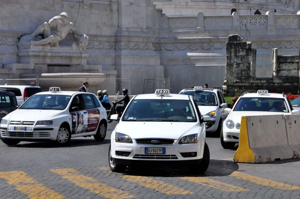 book a taxi italy - How do you get a taxi in Italy