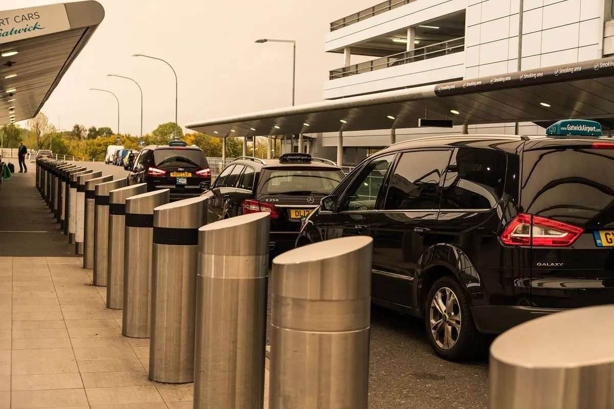 gatwick airport taxi rank - How early do I need to be at the airport Gatwick