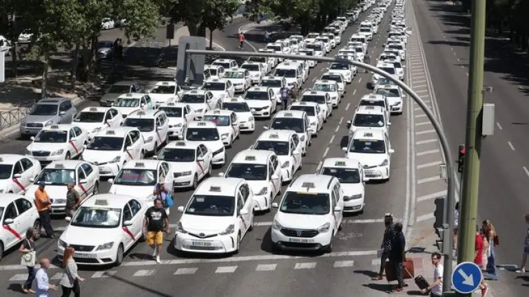 manifestación taxi madrid - Qué color son los taxis en Madrid